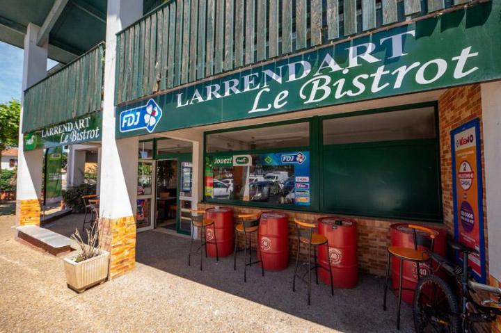 Notre restaurant est aussi une brasserie et possède une terrasse.
