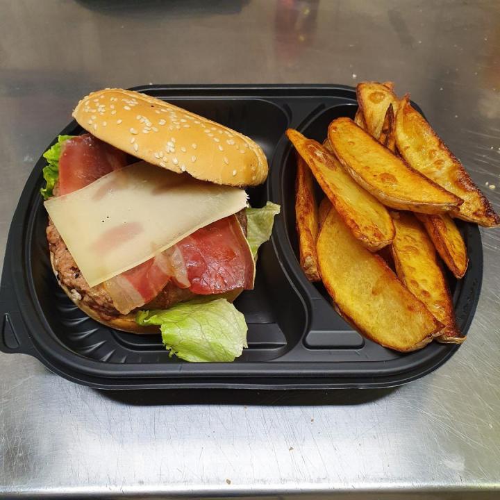 Nous servons des burgers au bistrot.