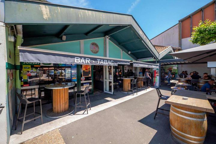 Nous avons un espace PMU et Française des Jeux.